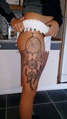  Tatouage attrape rêve imposant sur tout le coté de la cuisse